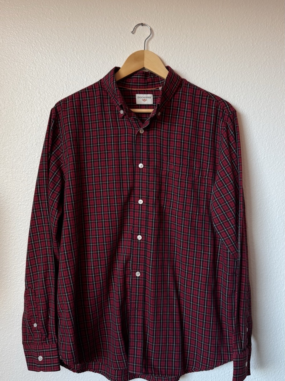 Dockers Men's Plaid Button-Down Large Shirt in Red & Black